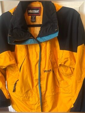 Marmot Waterproof Rain Jacket Yellow Hooded Lightweight Women’s Small